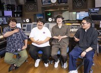 「踊り場」チームの（左から）越崎恭平ディレクター、空気階段、構成作家・永井ふわふわ。