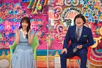 左から、指原莉乃、蛍原徹。(c)テレビ朝日