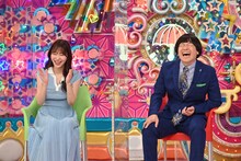 左から、指原莉乃、蛍原徹。(c)テレビ朝日