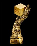 「スーパーお笑い大賞」の優勝トロフィー。