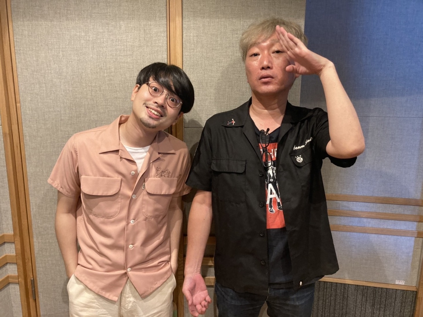 左からハマ・オカモト、スピードワゴン小沢。