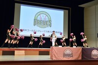 記者会見に登場するティモンディ高岸（中央）。