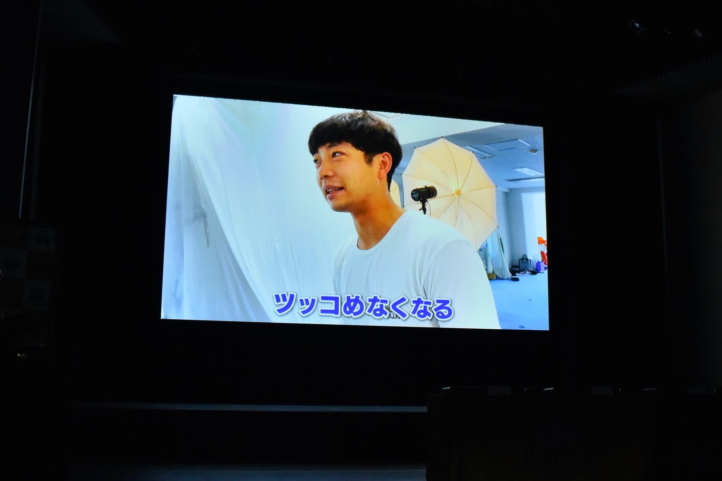 会見内のVTRに登場し、冗談を交えて相方・高岸の背中を押すティモンディ前田。