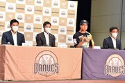 左から成瀬善久コーチ、寺内崇幸監督、ティモンディ高岸、江部達也球団社長。