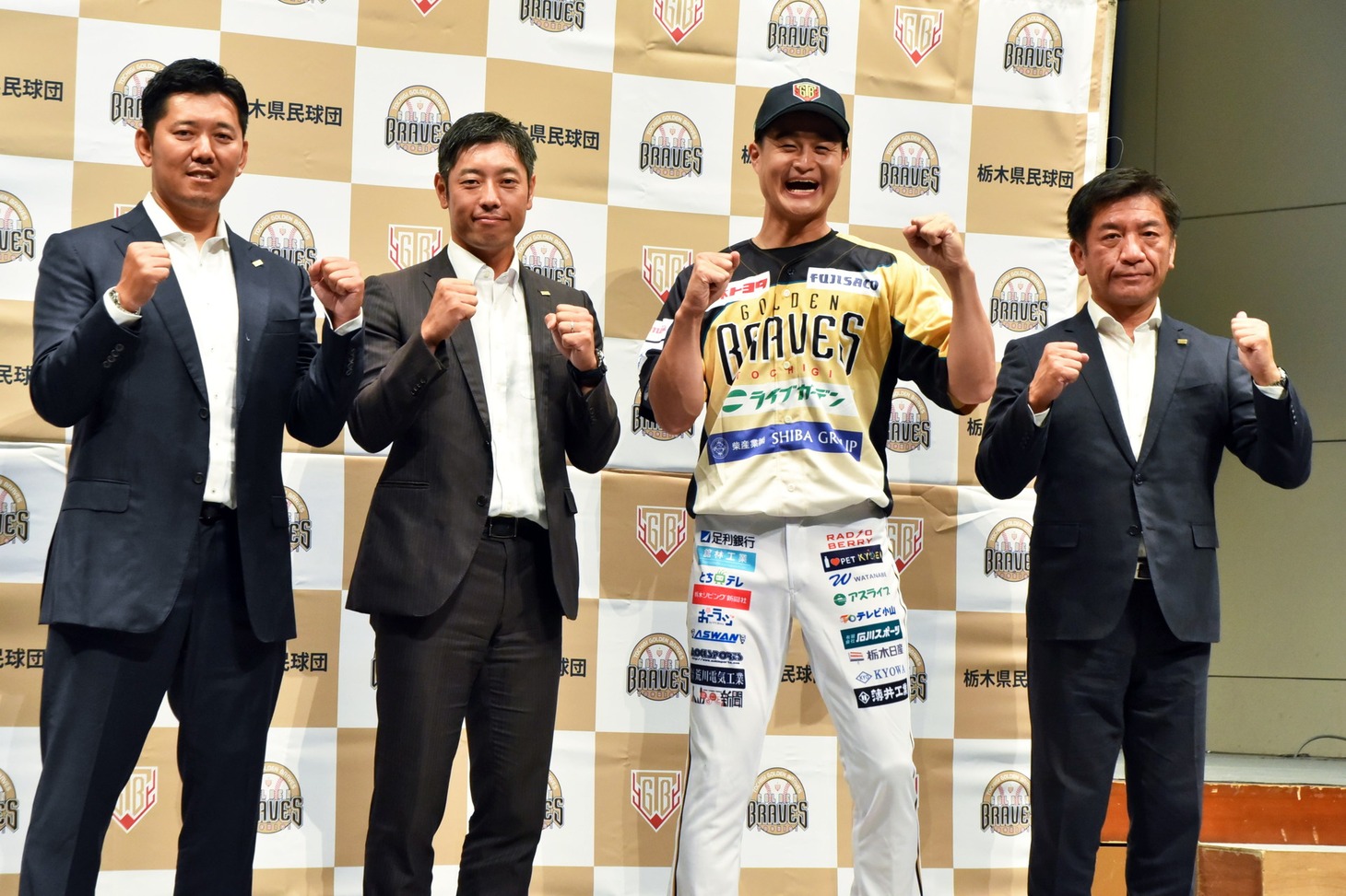 栃木ゴールデンブレーブスの新入団記者会見に出席した（左から）成瀬善久投手兼投手総合コーチ、寺内崇幸監督、投手として入団するティモンディ高岸、江部達也球団社長。