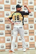 背番号16をアピールする、ティモンディ高岸。