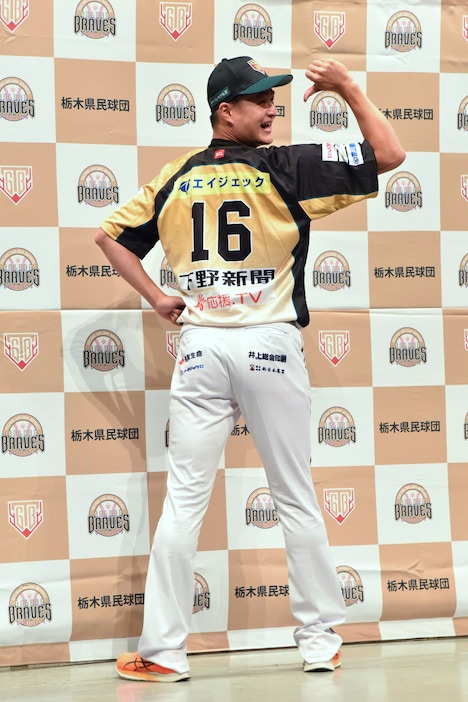 背番号16をアピールする、ティモンディ高岸。