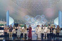 「時代」を歌う大竹しのぶと出演者たち。