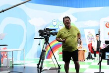 「Cheeky's a Go Go！」の生放送に飛び込んできたブラックマヨネーズ小杉。