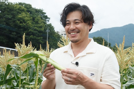 ヤングコーンを持つアルコ＆ピース平子。(c)日本テレビ