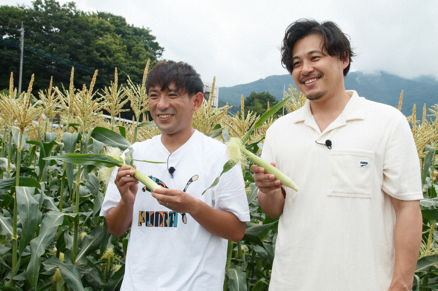 ヤングコーンを持つアルコ＆ピース。(c)日本テレビ