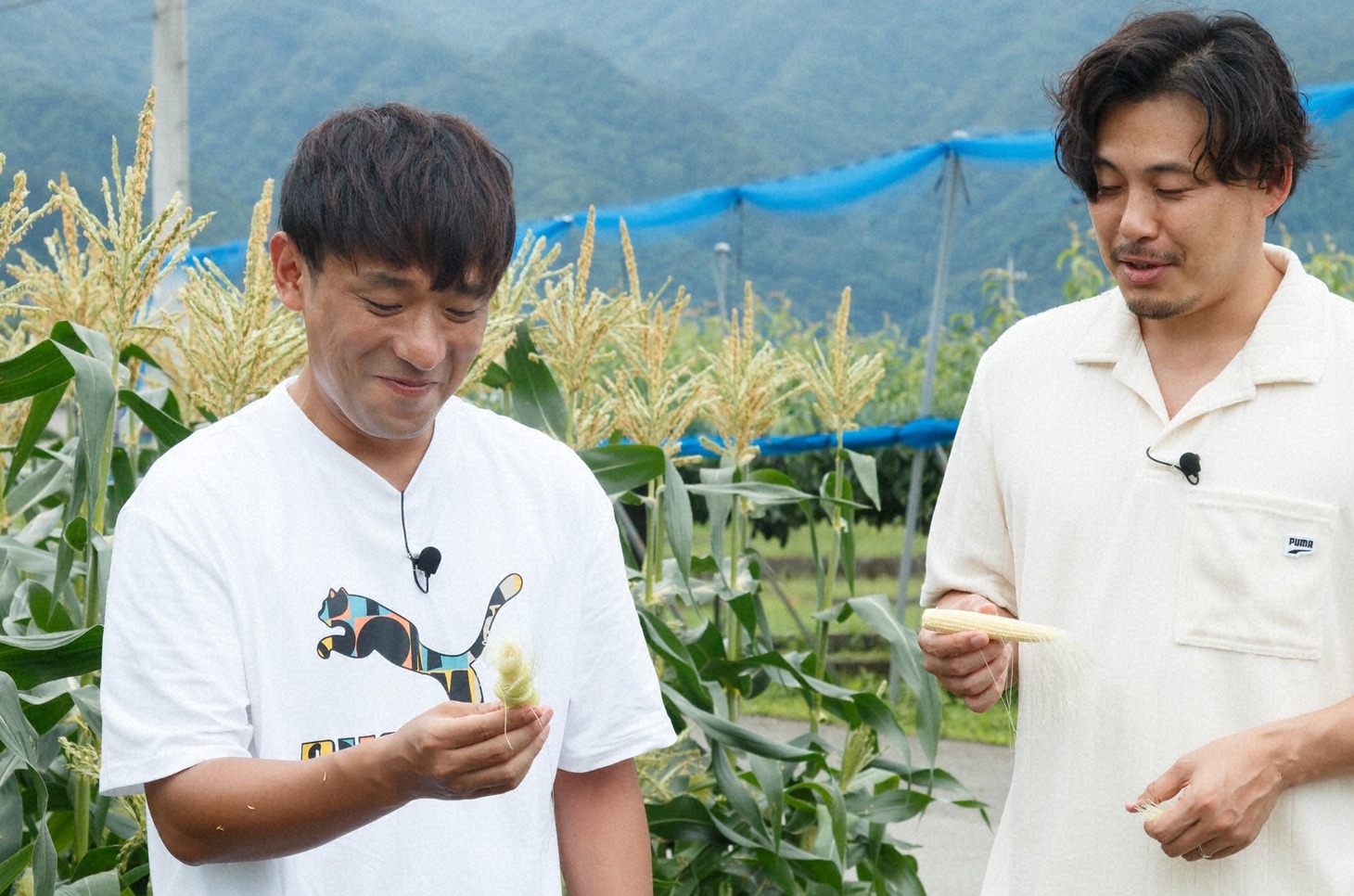 ヤングコーンを持つアルコ＆ピース。(c)日本テレビ