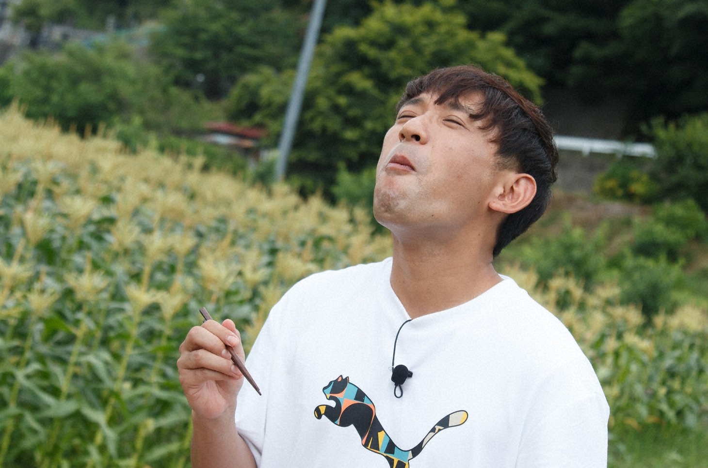 ヤングコーンを使った料理を味わうアルコ＆ピース酒井。(c)日本テレビ