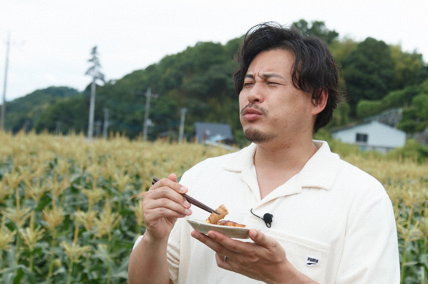 ヤングコーンを使った料理を味わうアルコ＆ピース平子。(c)日本テレビ