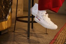 「CONVERSE TOKYO×ヒコロヒー」コラボシューズの着用例。