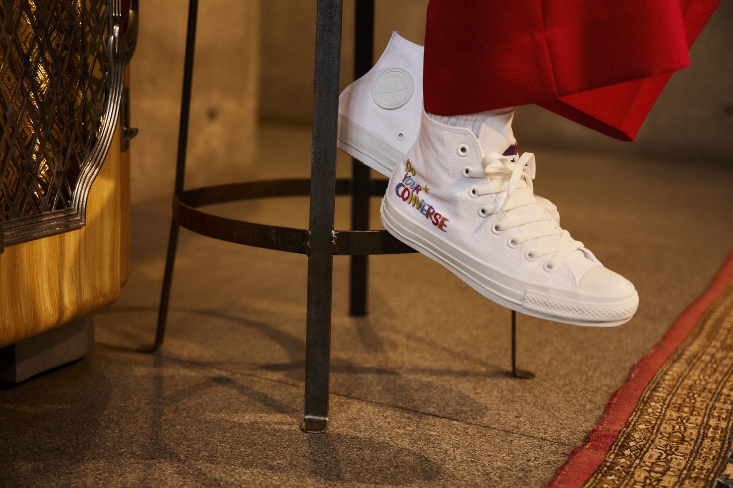 「CONVERSE TOKYO×ヒコロヒー」コラボシューズの着用例。