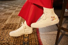 「CONVERSE TOKYO×ヒコロヒー」コラボシューズの着用例。