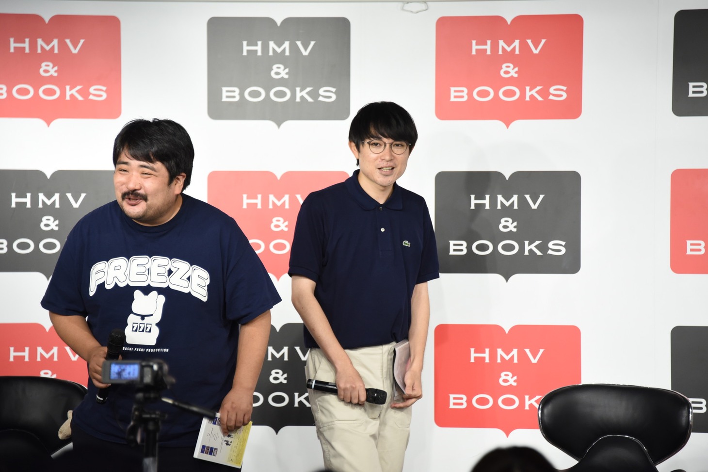 音が鳴らないことに戸惑いながら登壇する空気階段。