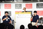 「fart」ができるまでを振り返る空気階段。作家のせお氏（中央）が常にボードを支えていたが、支えなくても自立することが終盤に発覚した。