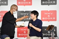 ケーキを食べさせてもらう空気階段・水川かたまり（右）。