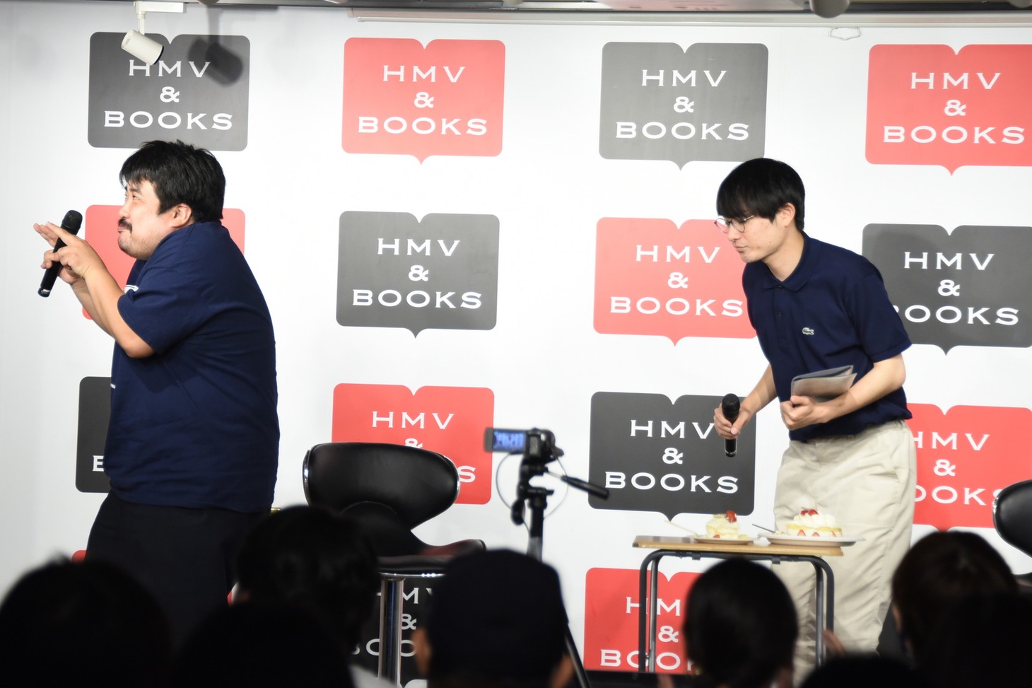 踊りながら撤収する空気階段。