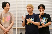 話し始まる前に水を飲みたいニューヨーク嶋佐。