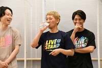 水を飲むニューヨーク嶋佐。