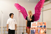 照れるZAZY（右）。