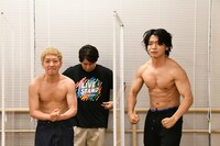 肉体を披露するニューヨーク嶋佐（左）とマヂカルラブリー・野田クリスタル（右）。