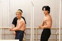 肉体を披露するニューヨーク嶋佐（左）とマヂカルラブリー・野田クリスタル（右）。