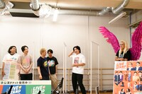 Tシャツを前後ろ逆に着てしまい、「バカだなあ、マッチョは」と言われるマヂカルラブリー・野田クリスタル。