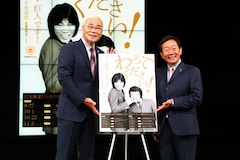 東京03飯塚が菅田将暉と大学でサプライズ授業、連続ムチャぶり乗り越える(画像ギャラリー 13/13) 学生たちと記念撮影をする東京03飯塚(右)と菅田将暉(左)。