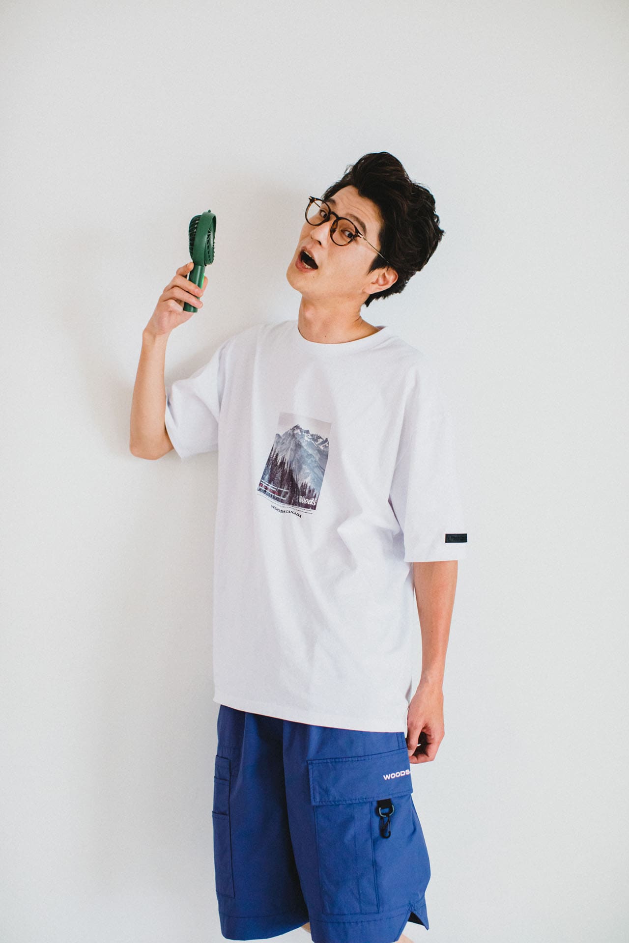 モグライダー芝、ミニ扇風機を手に持つモデルに