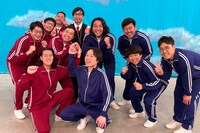 「霜降りバラエティX」「見取り図じゃん」コラボ企画に出演する霜降り明星チーム、見取り図チームと、ジャッジを担当するおいでやす小田（中央）。(c)テレビ朝日