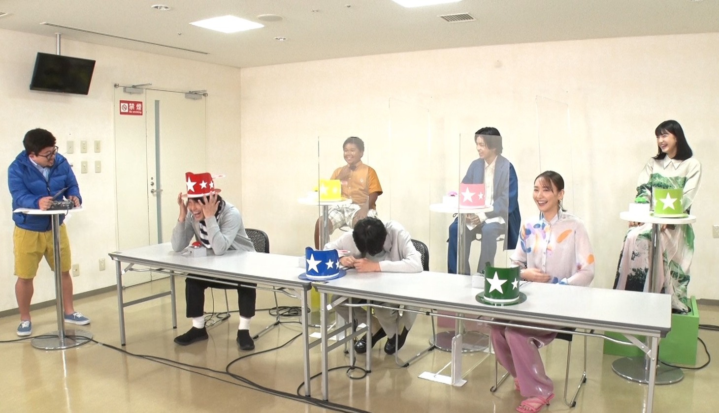 新垣結衣（前列右端）も出演する「クイズ作家のヒダカとヤノの楽屋横断ウルトラクイズ」。(c)フジテレビ
