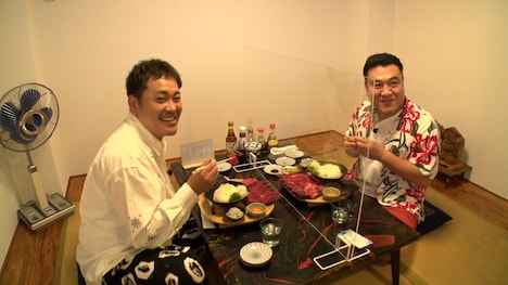 左からくりぃむしちゅー有田、アンタッチャブル山崎。(c)日本テレビ