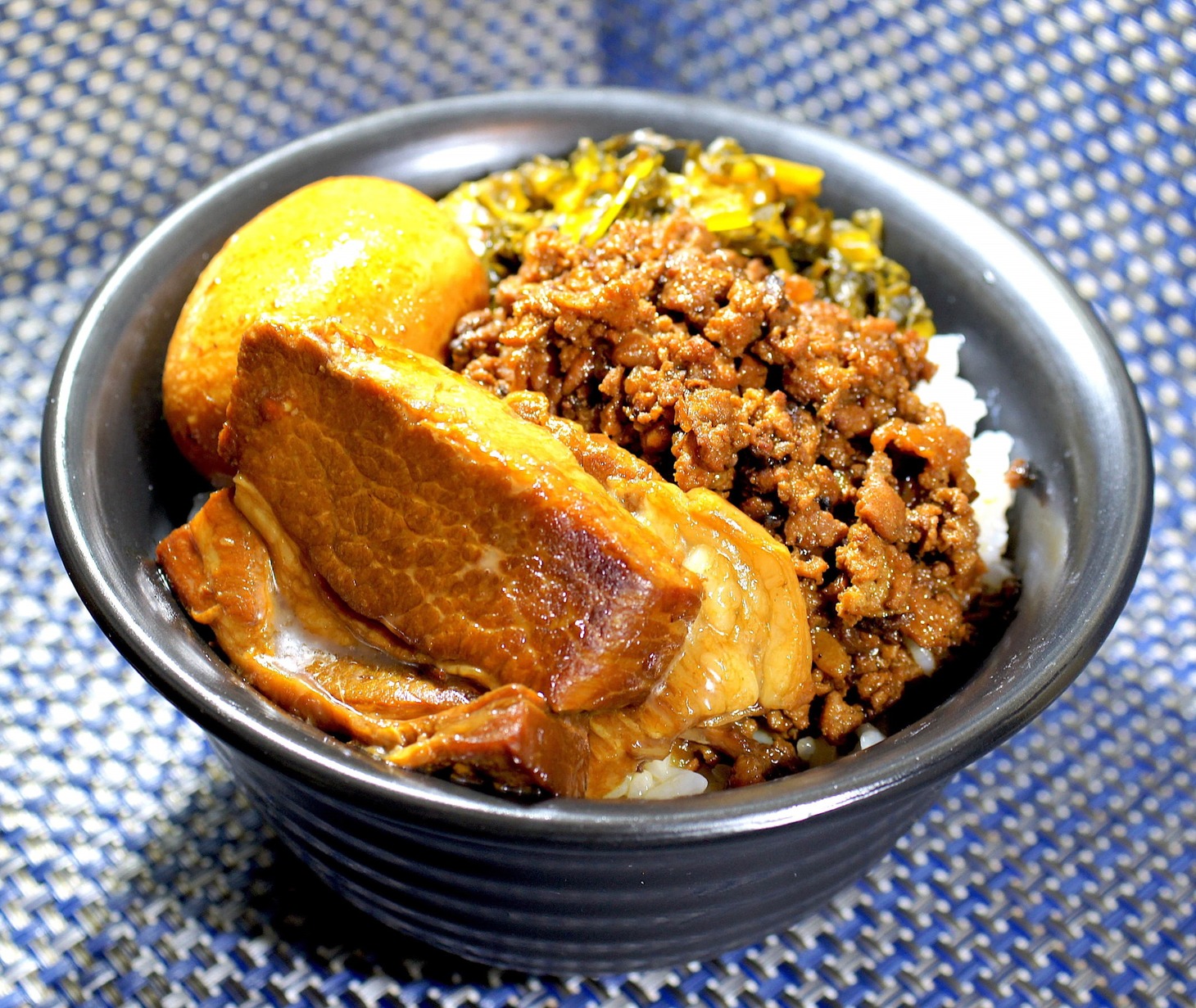 「LIVE STAND 22-23」東京公演に出店する「台湾食堂」のDX魯肉飯。