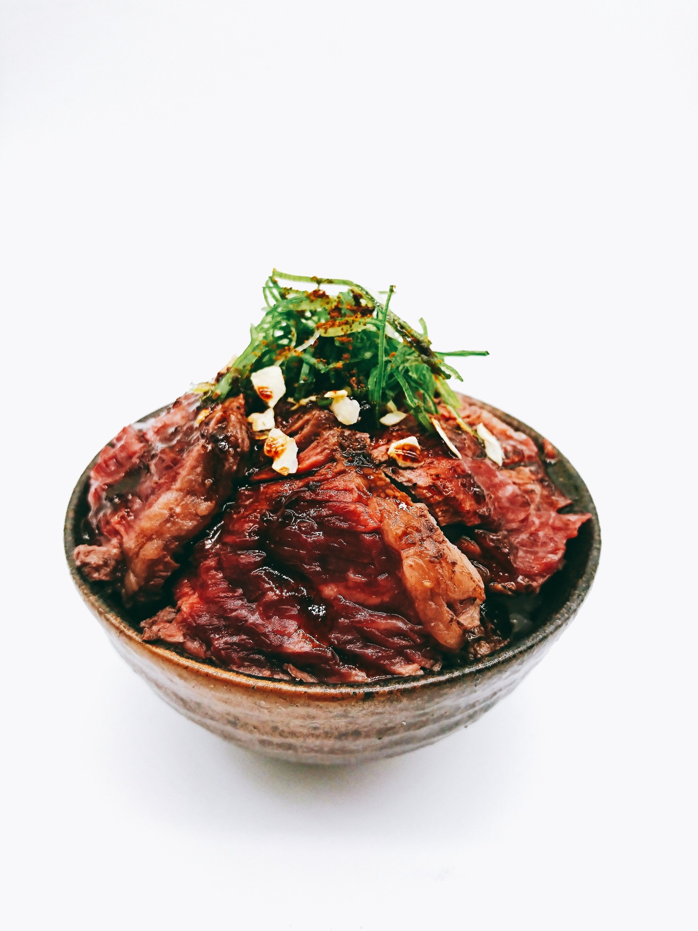 「LIVE STAND 22-23」東京公演に出店する「ココロ焦がれ」の壺漬けハラミ丼。