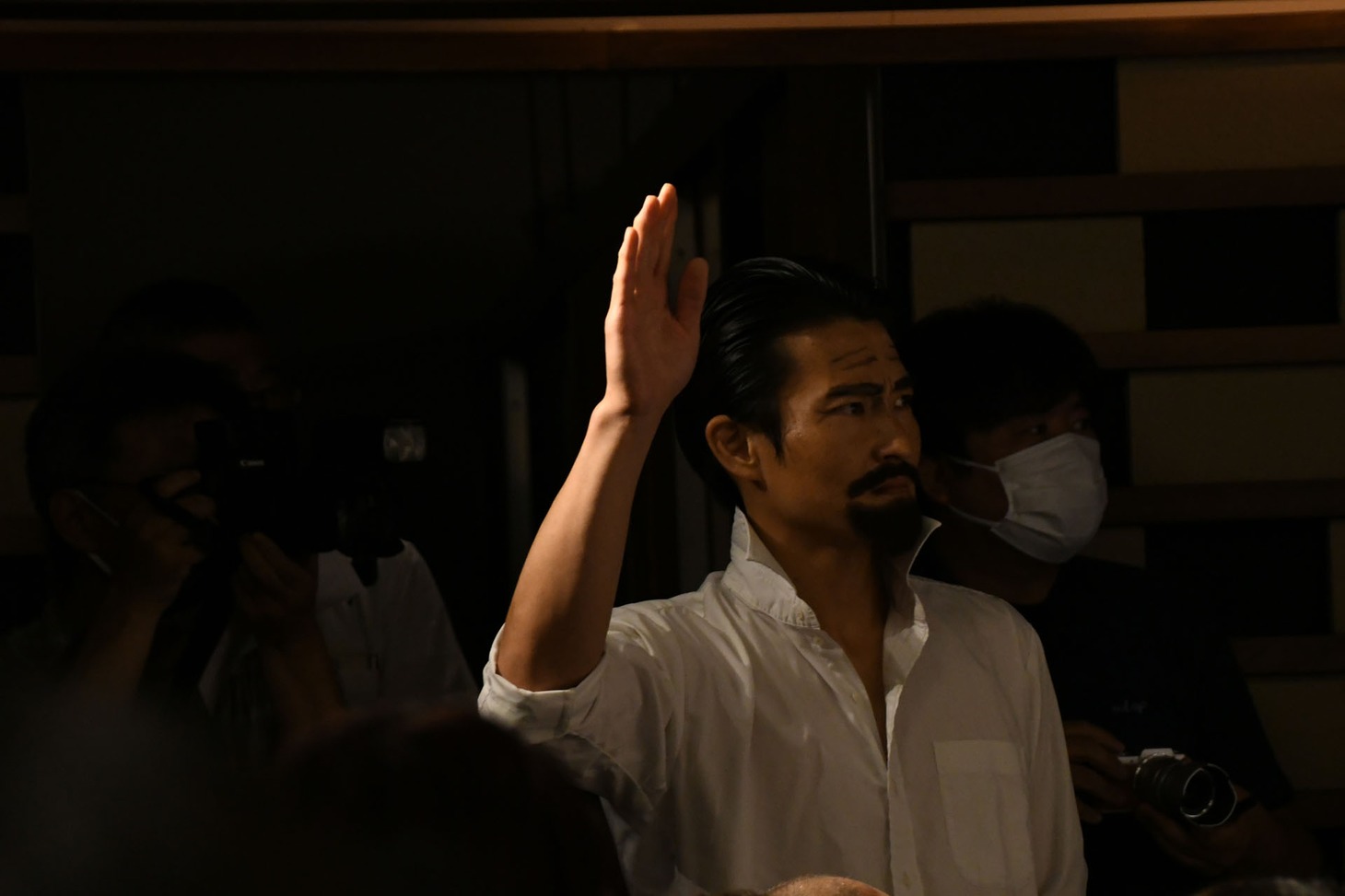 質問したいと手を挙げる夢なし大学生。