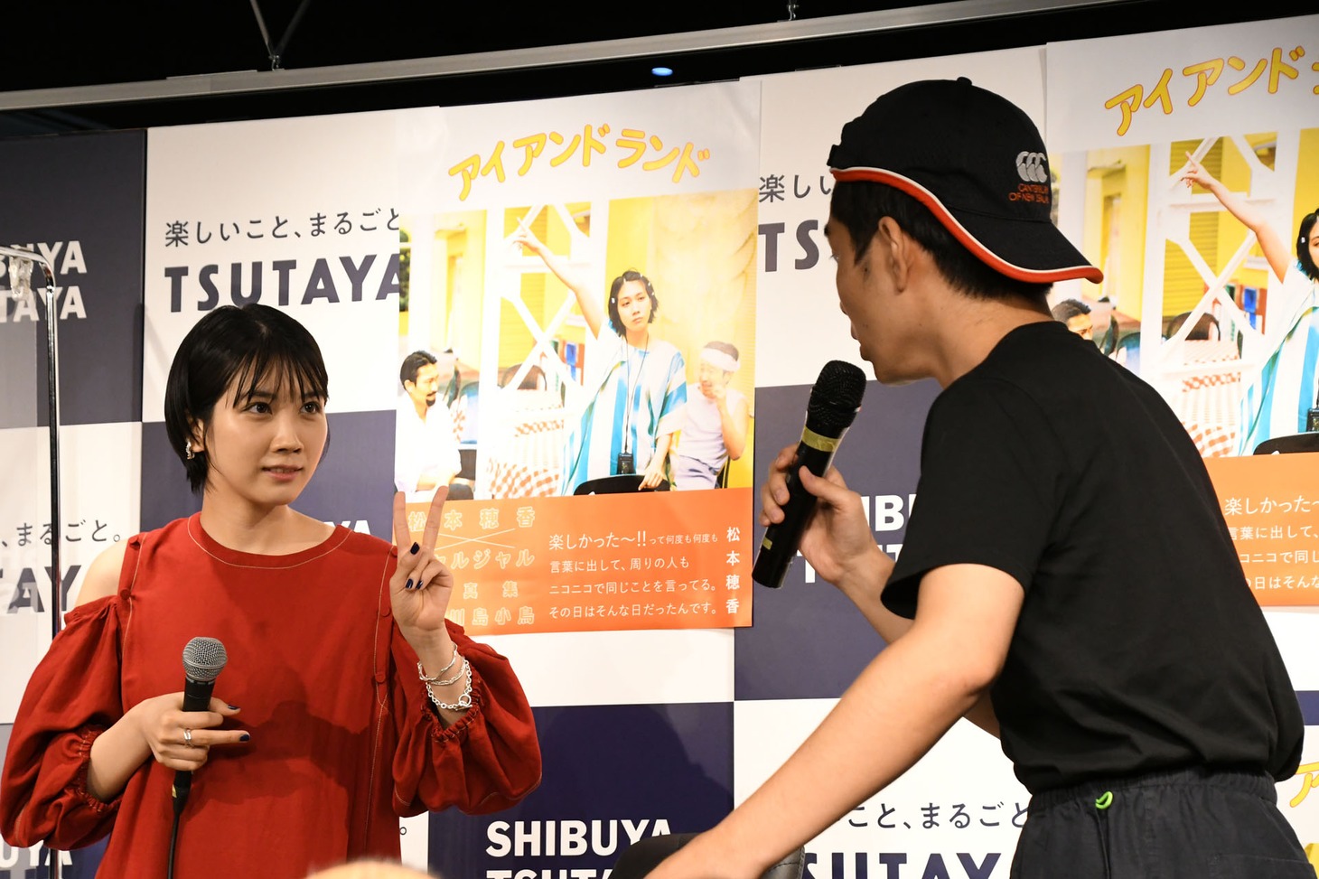 ディレクター久地々から恐らく写真集の撮影日数を聞かれ、答える松本穂香（左）。