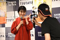 松本穂香のコメント動画を撮影する久地々（右）。