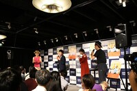 ジャルジャルのコントキャラが渋滞しているイベント中の様子。