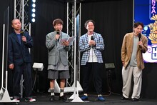 MCを務める（左から）アキナ、アインシュタイン。