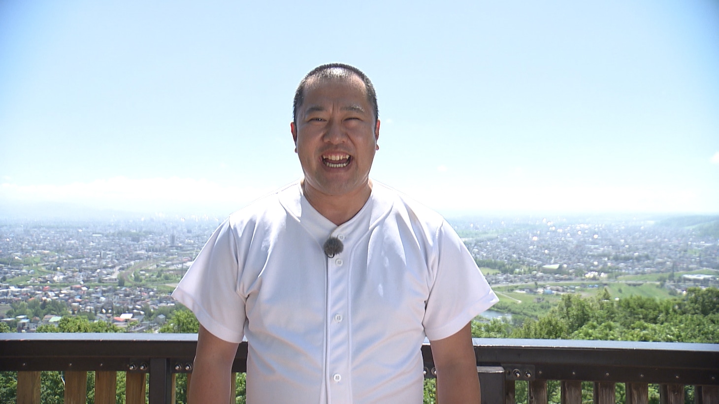 「相席食堂」に出演する、とにかく明るい安村。(c)ABCテレビ