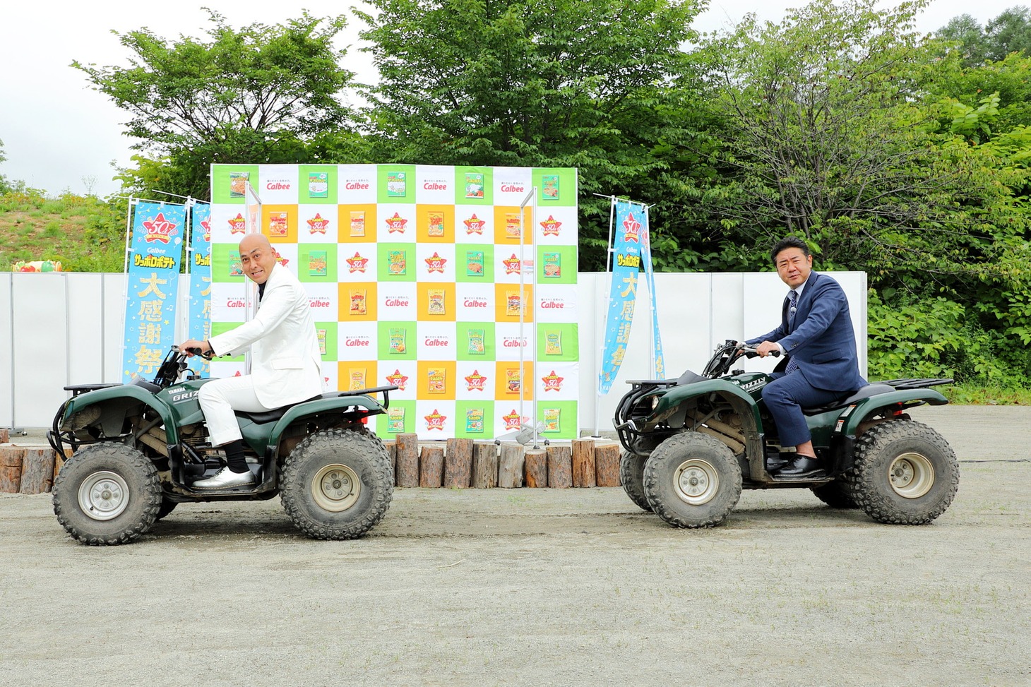 四輪バギーでイベントに登場する錦鯉。