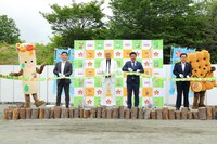 「50連サッポロポテト」でテープカットに臨む（左から）カルビーの植田剛敏氏、錦鯉、秋元克広札幌市長。