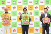 錦鯉とカルビーの植田剛敏氏(右)。