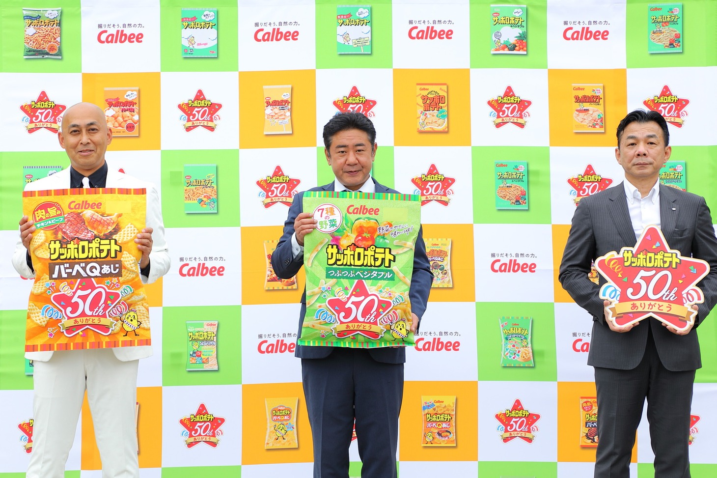錦鯉とカルビーの植田剛敏氏（右）。