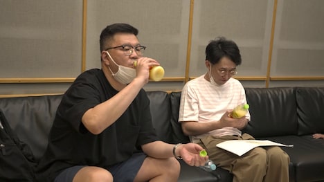 クラフトボス フルーツオレを飲むシソンヌ。