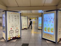 設置されたクラフトボス フルーツオレのサイネージ広告。